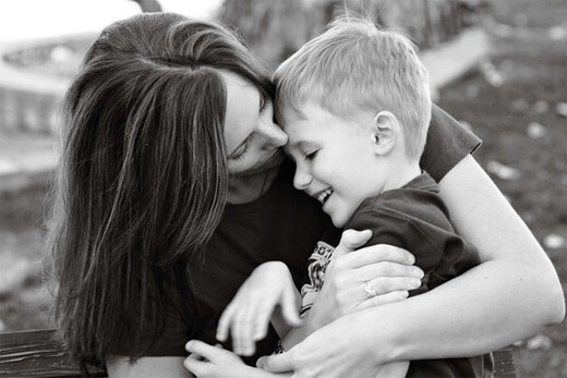 madre abrazando a su hijo