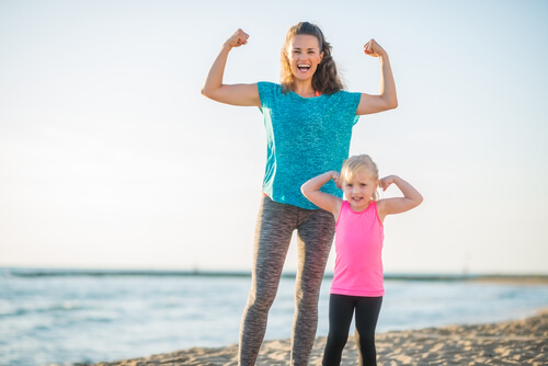 Madre con su hija en la playa