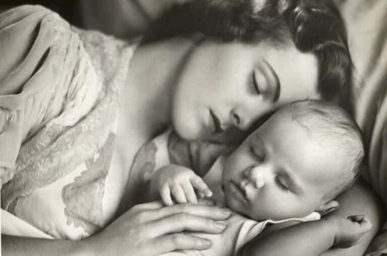 Madre durmiendo con su bebé