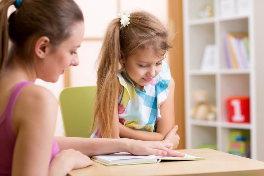 Madre educando a su hija
