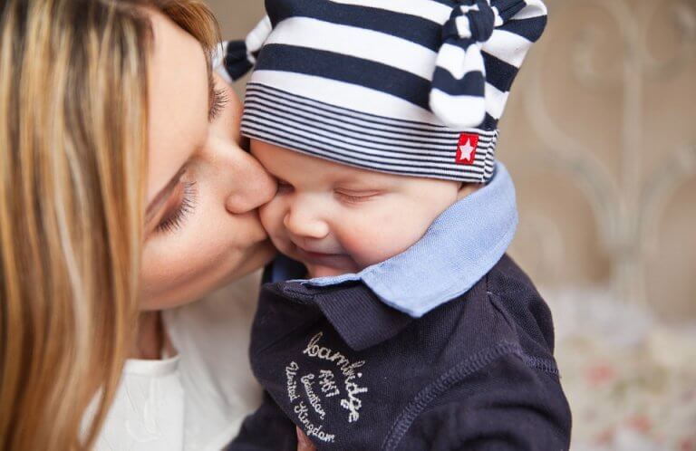 Mamá dando un beso a su bebé