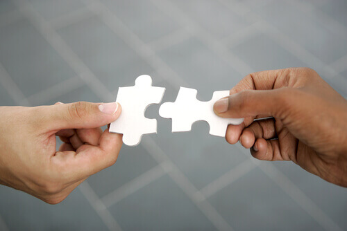 MAnos con un puzzle