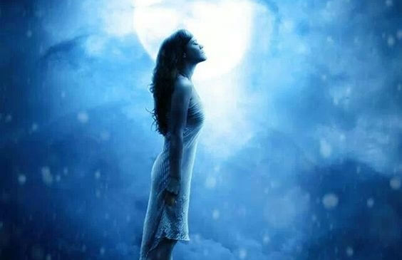 mujer al lado de la luna pensando en cómo lo conseguiré