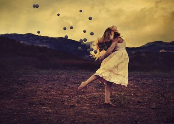 Mujer caminando pensando en su historia