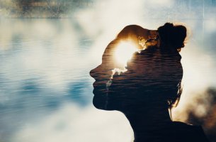 Mujer con la mente iluminada simbolizando psicología humanista