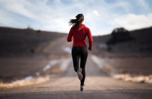 Mujer corriendo con chaqueta roja