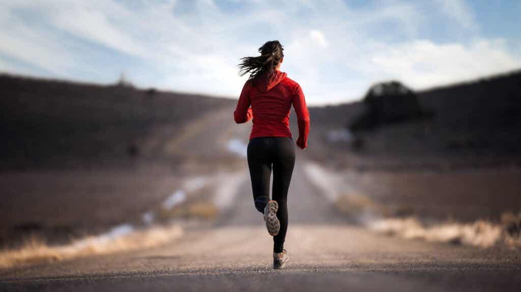 Mujer corriendo con chaqueta roja