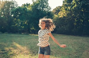 Mujer feliz en el campo