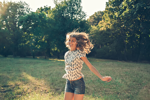 Mujer feliz en el campo