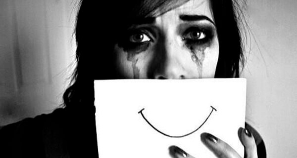 Mujer fingiendo sonrisa