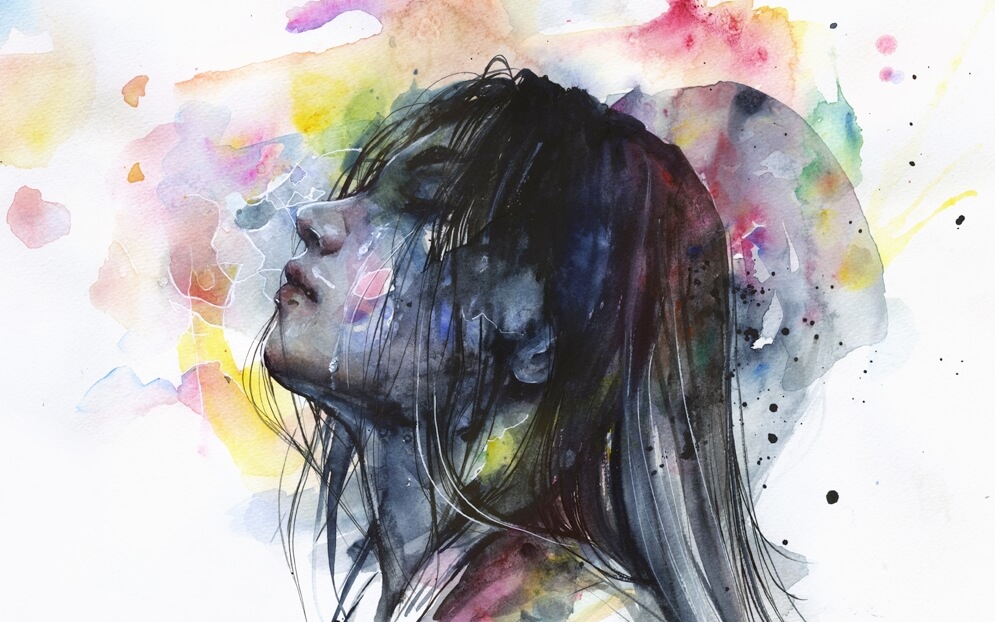 mujer con los ojos cerrados sufriendo la ansiedad flotante