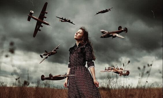 Mujer rodeada de aviones simbolizando a la persona emocionalmente madura