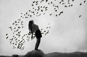 Mujer rodeada de pájaros pensando en su alivio emocional