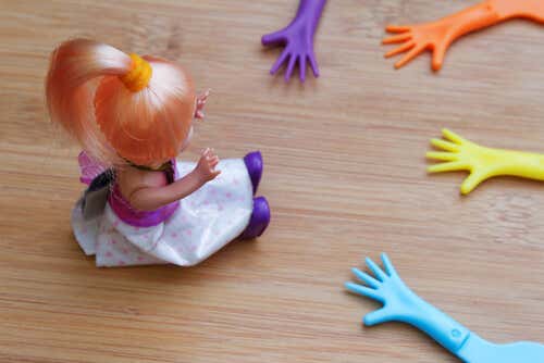 Muñeca con manos de juguete alrededor