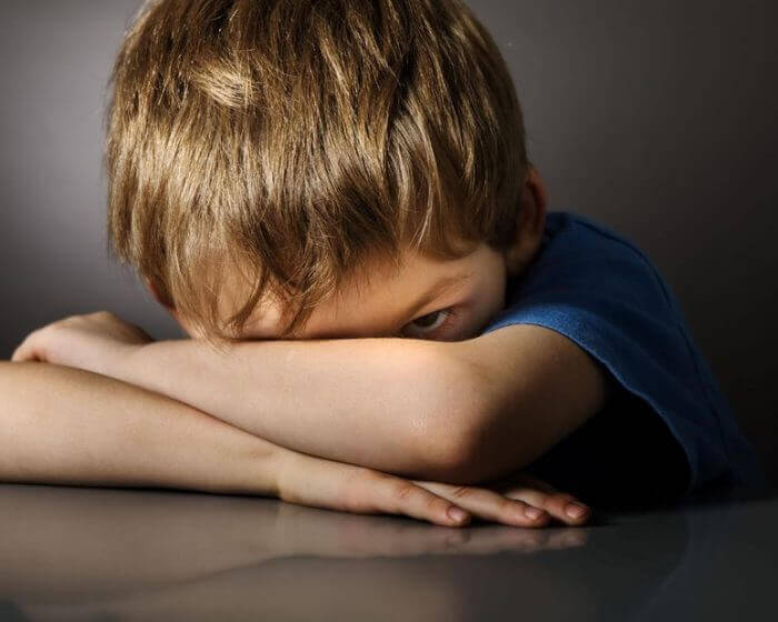 Niño con los brazos cruzados