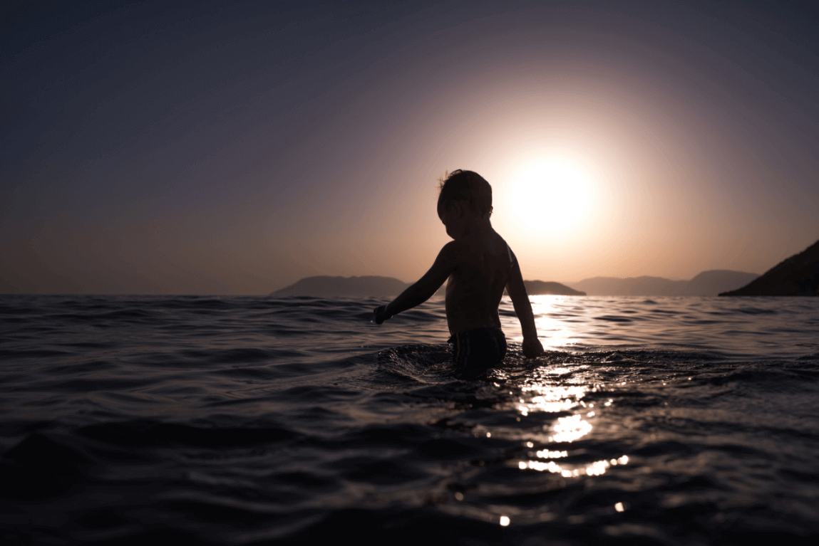 Niño en el mar