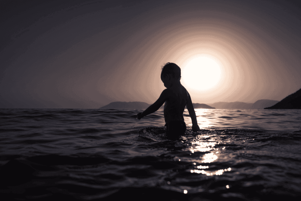 Niño en el mar