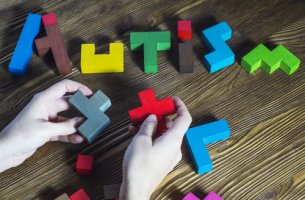 Objetos formando la palabra autismo