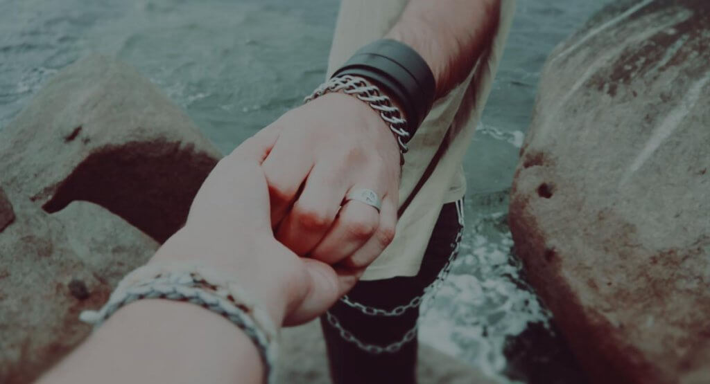 Pareja cogida de la mano