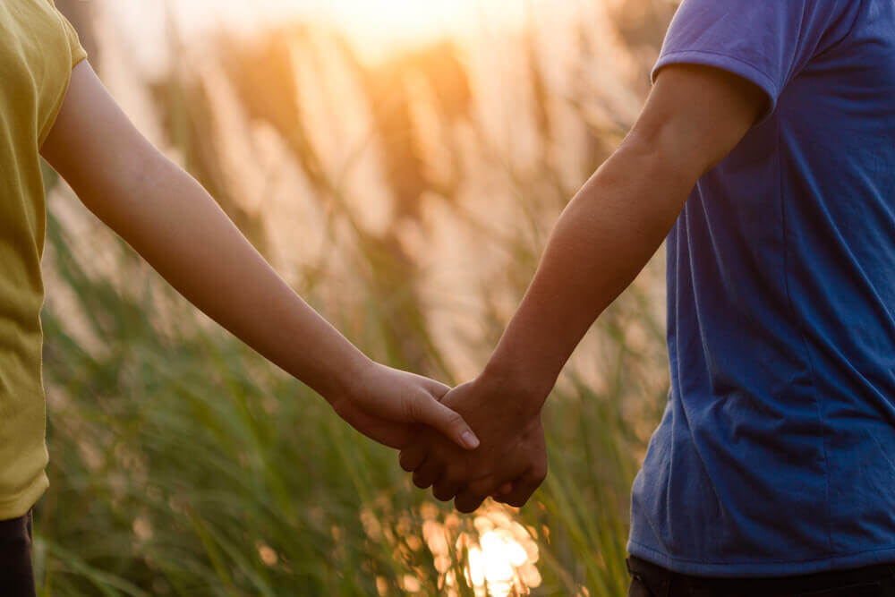 Pareja dándose la mano