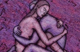 Pareja unida en un abrazo sintiendo un amor verdadero