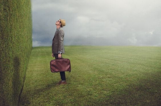 Hombre ante una pared enfrentando problemas