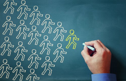 Líder marcando el tiempo de sus seguidores