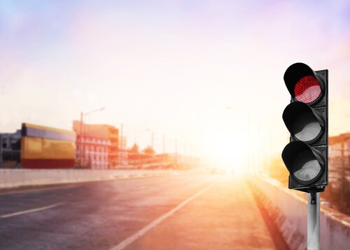 Semáforo en rojo qeusimboliza ver el vaso medio lleno o medio vacío