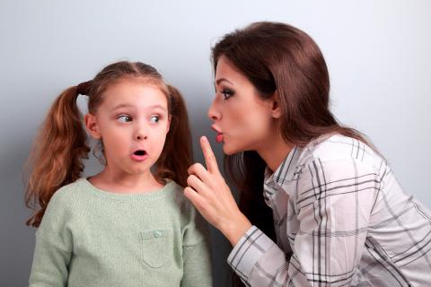 Niña escuchando a su madre criticando a su padre