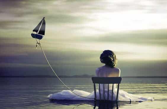 Mujer sola en el mar por un amor no correspondido