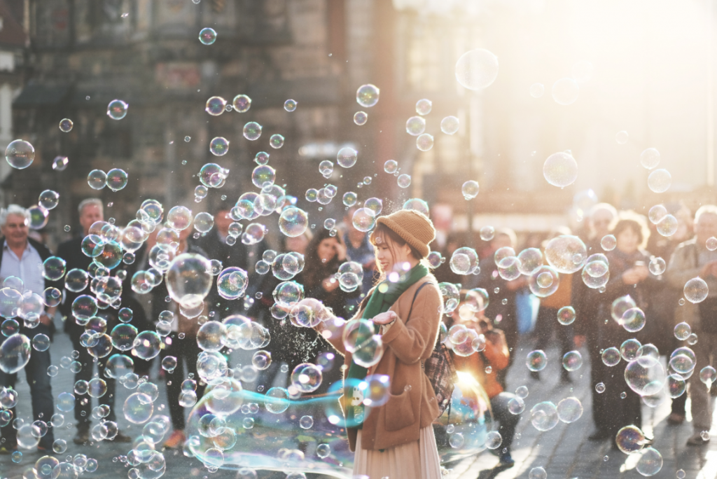 mujer entre burbujas feliz por la ley del mínimo esfuerzo
