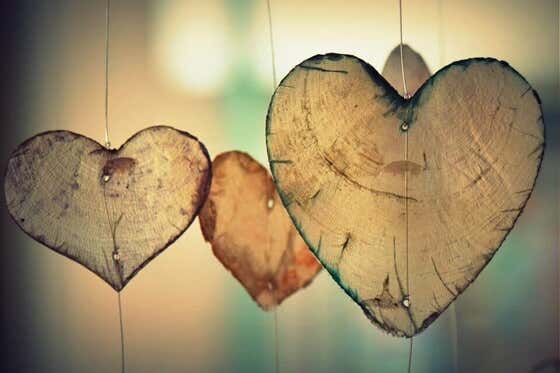 corazones de madera colgando