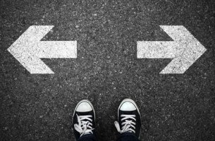 Dos flechas señalando a direcciones contrarias representando el relativismo moral