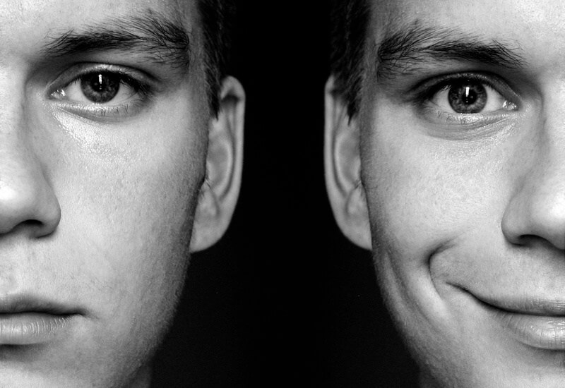 Caras a la mitad de dos hombres