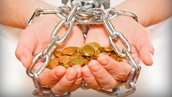 Manos con dinero y cadenas