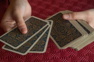 Mano repartiendo cartas
