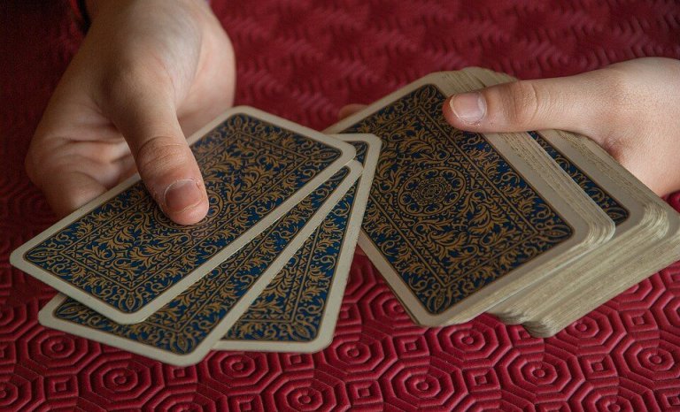 ¿Sabías que una partida a las cartas puede mejorar tu clase social?
