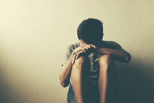 Adolescente en un rincón