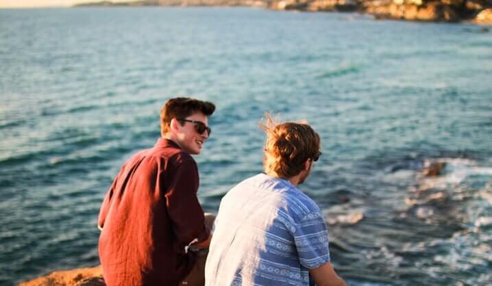 Amigos de viaje mirando la mar