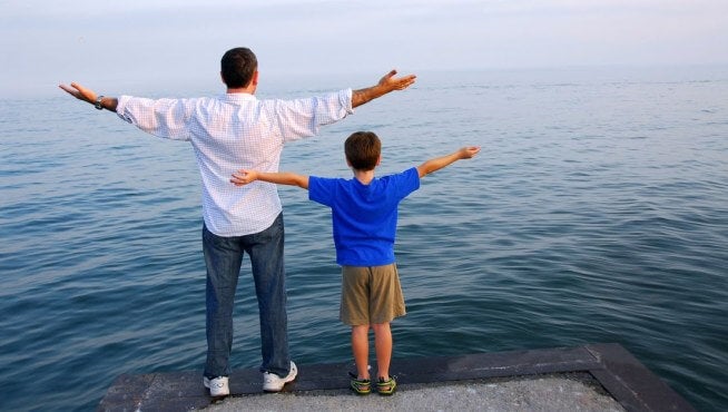 Padre e hijo representando a cómo los niños imitan a los adultos 