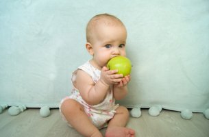 Bebé chupando una manzana