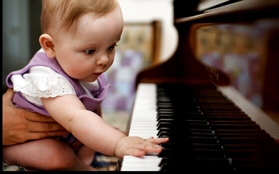 bebé tocando el piano iniciandose en la inteligencia musical
