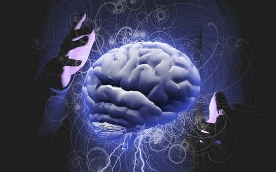 cerebro rodeado de manos representando el control mental