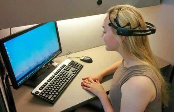 Chica ante un ordenador recibiendo una sesión de neurofeedback