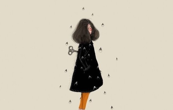 chica con mecanismo de cuerda a la espalda