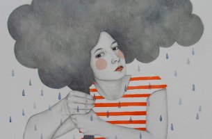 chica siendo fuerte mientras se seca la lluvia de su cabeza