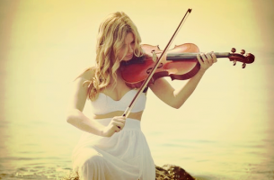 chica tocando el violín trabajando su inteligencia musical