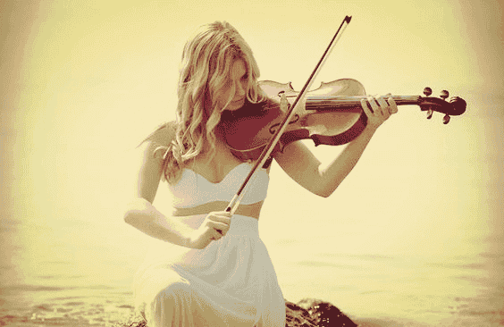 chica tocando el violín trabajando las habilidades soft