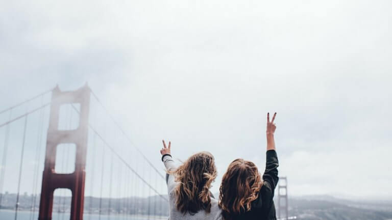 Chicas ante el puente de san francisco