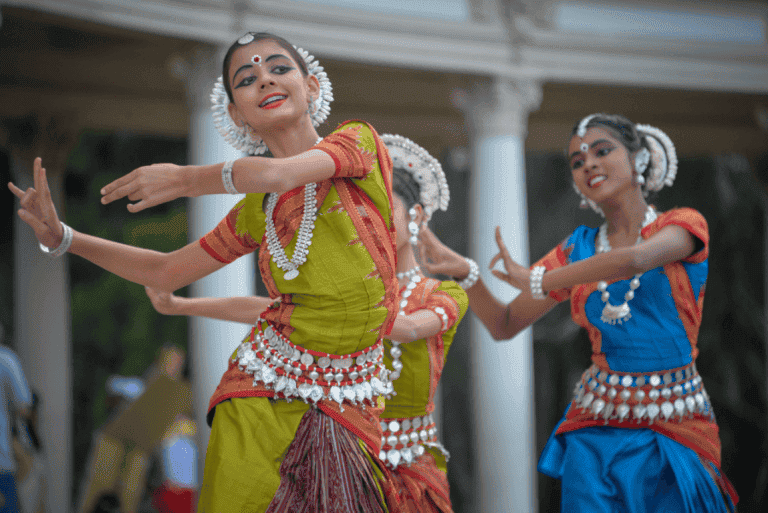 Chicas bailando la canción de su cultura